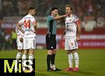 21.12.2025, Fussball Bundesliga 2025/2026, 15. Spieltag, 1. FC Heidenheim 1846 - FC Bayern M�nchen, in der Voith-Arena Heidenheim. (L-R) Josip Stanisic (Bayern M�nchen), Schiedsrichter Florian Badst�bner spricht mit Harry Kane (Bayern M�nchen)