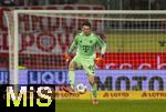 21.12.2025, Fussball Bundesliga 2025/2026, 15.Spieltag, 1.FC Heidenheim - FC Bayern M�nchen, in der Voith-Arena Heidenheim. Torwart Jonas Urbig (FC Bayern M�nchen) am Ball 