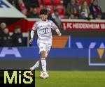 21.12.2025, Fussball Bundesliga 2025/2026, 15.Spieltag, 1.FC Heidenheim - FC Bayern M�nchen, in der Voith-Arena Heidenheim. David Santos Daiber (Bayern M�nchen) am Ball 
