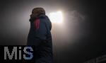 21.12.2025, Fussball Bundesliga 2025/2026, 15.Spieltag, 1.FC Heidenheim - FC Bayern M�nchen, in der Voith-Arena Heidenheim. Trainer Vincent Kompany (FC Bayern M�nchen) nachdenklich im Gegenlicht der Flutlichtmasten.