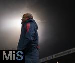 21.12.2025, Fussball Bundesliga 2025/2026, 15.Spieltag, 1.FC Heidenheim - FC Bayern M�nchen, in der Voith-Arena Heidenheim. Trainer Vincent Kompany (FC Bayern M�nchen) nachdenklich im Gegenlicht der Flutlichtmasten.