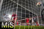 21.12.2025, Fussball Bundesliga 2025/2026, 15.Spieltag, 1.FC Heidenheim - FC Bayern M�nchen, in der Voith-Arena Heidenheim. Torschuss zum 2:0 durch Michael Olise (li, FC Bayern M�nchen) 