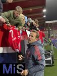 21.12.2025, Fussball Bundesliga 2025/2026, 15.Spieltag, 1.FC Heidenheim - FC Bayern M�nchen, in der Voith-Arena Heidenheim. Nach dem Spiel schreibt Harry Kane (FC Bayern M�nchen) den Fans Autogramme.