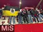 21.12.2025, Fussball Bundesliga 2025/2026, 15.Spieltag, 1.FC Heidenheim - FC Bayern M�nchen, in der Voith-Arena Heidenheim. Bayernfans nach dem Spiel am Zaun.