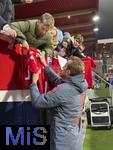 21.12.2025, Fussball Bundesliga 2025/2026, 15.Spieltag, 1.FC Heidenheim - FC Bayern M�nchen, in der Voith-Arena Heidenheim. Nach dem Spiel schreibt Harry Kane (FC Bayern M�nchen) den Fans Autogramme.