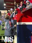 21.12.2025, Fussball Bundesliga 2025/2026, 15.Spieltag, 1.FC Heidenheim - FC Bayern M�nchen, in der Voith-Arena Heidenheim. Nach dem Spiel schreibt Harry Kane (FC Bayern M�nchen) den Fans Autogramme.