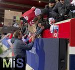 21.12.2025, Fussball Bundesliga 2025/2026, 15.Spieltag, 1.FC Heidenheim - FC Bayern M�nchen, in der Voith-Arena Heidenheim. Nach dem Spiel schreibt Harry Kane (FC Bayern M�nchen) den Fans Autogramme.
