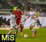 21.12.2025, Fussball Bundesliga 2025/2026, 15.Spieltag, 1.FC Heidenheim - FC Bayern M�nchen, in der Voith-Arena Heidenheim. v.li: Michael Olise (FC Bayern M�nchen) gegen Mathias Honsak (1. FC Heidenheim) re: Josip Stanisic (Bayern M�nchen) 