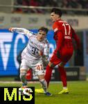 21.12.2025, Fussball Bundesliga 2025/2026, 15.Spieltag, 1.FC Heidenheim - FC Bayern M�nchen, in der Voith-Arena Heidenheim. v.li: Lennart Karl (FC Bayern M�nchen) gegen Mathias Honsak (1. FC Heidenheim) 