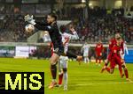 21.12.2025, Fussball Bundesliga 2025/2026, 15.Spieltag, 1.FC Heidenheim - FC Bayern M�nchen, in der Voith-Arena Heidenheim. Torwart Diant Ramaj (1. FC Heidenheim) f�ngt den Ball.
