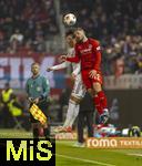 21.12.2025, Fussball Bundesliga 2025/2026, 15.Spieltag, 1.FC Heidenheim - FC Bayern M�nchen, in der Voith-Arena Heidenheim. v.li: Hiroki Ito (FC Bayern M�nchen) gegen Arijon Ibrahimovic (1. FC Heidenheim) 