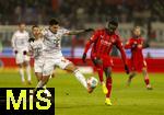 21.12.2025, Fussball Bundesliga 2025/2026, 15.Spieltag, 1.FC Heidenheim - FC Bayern M�nchen, in der Voith-Arena Heidenheim. v.li: Luis Diaz (FC Bayern M�nchen) gegen Sirlord Conteh (1. FC Heidenheim) 
