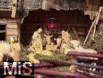 25.12.2025, Weihnachtskrippe mit Holzgeschnitzten Figuren, in einem Wohnzimmer in Kaufbeuren.   