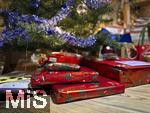 25.12.2025, Bad W�rishofen in Bayern, Weihnachten daheim, am Heiligen Abend: Unter dem Weihnachtsbaum liegen Geschenke in Geschenkpapier zur Bescherung bereit.