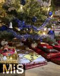25.12.2025, Bad W�rishofen in Bayern, Weihnachten daheim, am Heiligen Abend: Unter dem Weihnachtsbaum liegen Geschenke in Geschenkpapier zur Bescherung bereit.