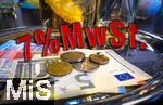 06.01.2026, Bad W�rishofen im Unterallg�u, Thema neue Mehrwertsteuer-Regelung in der Gastronomie, Die Mehrwertsteuer wird ab dem 1.1.2026 f�r die Gastronomie auf 7 Prozent gesenkt. Dies gilt f�r alle Speisen und Getr�nke, die vor Ort verzehrt werden. Damit entf�llt auch die unterschiedliche Mehrwertsteuer f�r au�er Haus und vor Ort verzehr. (Bildmontage)