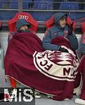 06.01.2026, Fussball 1. Bundesliga 2025/2026, Testspiel: RB Salzburg - FC Bayern M�nchen, in der Red Bull Arena Salzburg. v.l. Lennart Karl (FC Bayern M�nchen) und Aleksandar Pavlovic (FC Bayern M�nchen) decken sich mit einer Wolldecke zu.