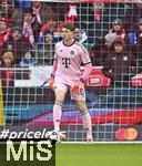 06.01.2026, Fussball 1. Bundesliga 2025/2026, Testspiel: RB Salzburg - FC Bayern M�nchen, in der Red Bull Arena Salzburg. Torwart Jonas Urbig (FC Bayern M�nchen) in Aktion.