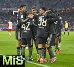 06.01.2026, Fussball 1. Bundesliga 2025/2026, Testspiel: RB Salzburg - FC Bayern M�nchen, in der Red Bull Arena Salzburg. Torjubel v.l. AAleksandar Pavlovic (FC Bayern M�nchen), Lennart Karl (FC Bayern M�nchen), Tom Bischof (Bayern M�nchen), Luis Diaz (FC Bayern M�nchen), Felipe Chavez (Bayern M�nchen) und  Deniz Ofli (FC Bayern M�nchen) 