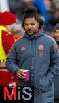 06.01.2026, Fussball 1. Bundesliga 2025/2026, Testspiel: RB Salzburg - FC Bayern M�nchen, in der Red Bull Arena Salzburg (�sterreich), Serge Gnabry (FC Bayern M�nchen) kommt zur Bank mit eigenwilliger Frisur.