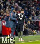 06.01.2026, Fussball 1. Bundesliga 2025/2026, Testspiel: RB Salzburg - FC Bayern M�nchen, in der Red Bull Arena Salzburg (�sterreich), Einwechslung: v.li: Trainer Vincent Kompany (FC Bayern M�nchen) mit Javi Fernandez (Bayern M�nchen), 