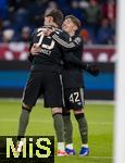 06.01.2026, Fussball 1. Bundesliga 2025/2026, Testspiel: RB Salzburg - FC Bayern M�nchen, in der Red Bull Arena Salzburg (�sterreich), v.li: Javi Fernandez und Lennart Karl (FC Bayern M�nchen) Torjubel nach seinem Kopfballtor.