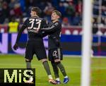 06.01.2026, Fussball 1. Bundesliga 2025/2026, Testspiel: RB Salzburg - FC Bayern M�nchen, in der Red Bull Arena Salzburg (�sterreich), v.li: Javi Fernandez und Lennart Karl (FC Bayern M�nchen) Torjubel nach seinem Kopfballtor.