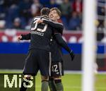 06.01.2026, Fussball 1. Bundesliga 2025/2026, Testspiel: RB Salzburg - FC Bayern M�nchen, in der Red Bull Arena Salzburg (�sterreich), v.li: Javi Fernandez und Lennart Karl (FC Bayern M�nchen) Torjubel nach seinem Kopfballtor.