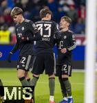 06.01.2026, Fussball 1. Bundesliga 2025/2026, Testspiel: RB Salzburg - FC Bayern M�nchen, in der Red Bull Arena Salzburg (�sterreich), v.li: Guido Della Rovere (FC Bayern M�nchen), Javi Fernandez und Lennart Karl (FC Bayern M�nchen) Torjubel nach seinem Kopfballtor.