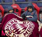 06.01.2026, Fussball 1. Bundesliga 2025/2026, Testspiel: RB Salzburg - FC Bayern M�nchen, in der Red Bull Arena Salzburg (�sterreich), v.li: Lennart Karl (FC Bayern M�nchen) und Aleksandar Pavlovic (Bayern M�nchen) auf der Bank dick in Decken eingemummt aufgrund der aktischen K�lte. 
