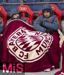 06.01.2026, Fussball 1. Bundesliga 2025/2026, Testspiel: RB Salzburg - FC Bayern M�nchen, in der Red Bull Arena Salzburg (�sterreich), v.li: Lennart Karl (FC Bayern M�nchen) und Aleksandar Pavlovic (Bayern M�nchen) auf der Bank dick in Decken eingemummt aufgrund der aktischen K�lte.  
