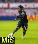 06.01.2026, Fussball 1. Bundesliga 2025/2026, Testspiel: RB Salzburg - FC Bayern M�nchen, in der Red Bull Arena Salzburg (�sterreich), Wisdom Mike (FC Bayern M�nchen) am Ball 