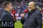 06.01.2026, Fussball 1. Bundesliga 2025/2026, Testspiel: RB Salzburg - FC Bayern M�nchen, in der Red Bull Arena Salzburg (�sterreich), re: TV-Moderator Fritz von Thurn und Taxis am Mikrofon von FC Bayern TV.