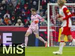 06.01.2026, Fussball 1. Bundesliga 2025/2026, Testspiel: RB Salzburg - FC Bayern M�nchen, in der Red Bull Arena Salzburg (�sterreich), Torwart Jonas Urbig (FC Bayern M�nchen) am Ball 