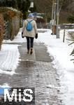 08.01.2026,  Winter in Bayern, in Bad W�rishofen im Unterallg�u. Die Januar-K�lte hat alles im Griff. Eine Frau l�uft �ber einen ger�umten Fussweg in einem Wohngebiet 