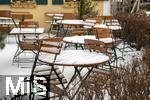 08.01.2026,  Winter in Bayern, in Bad W�rishofen im Unterallg�u. Die Januar-K�lte hat alles im Griff. Die verschneiten Tische eines Biergartens sind ausser Betrieb.