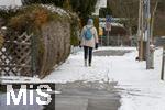 08.01.2026,  Winter in Bayern, in Bad W�rishofen im Unterallg�u. Die Januar-K�lte hat alles im Griff. Eine Frau l�uft �ber einen unger�umten Fussweg in einem Wohngebiet neben einem ordnungsgem�� ger�umten Fussweg. Der Hausbesitzer kommt hier seiner Streu- und R�umpflicht offensichtlich nicht nach.