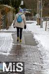 08.01.2026,  Winter in Bayern, in Bad W�rishofen im Unterallg�u. Die Januar-K�lte hat alles im Griff. Eine Frau l�uft �ber einen ger�umten Fussweg in einem Wohngebiet 