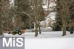 08.01.2026,  Winter in Bayern, in Bad W�rishofen im Unterallg�u. Die Januar-K�lte hat alles im Griff. Ein St�dtischer Streuwagen f�hrt durch den verschneiten Kurpark am Tennisheim vorbei.