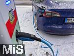 08.01.2026, Bad W�rishofen im Unterallg�u, Lades�ule f�r E-Autos. Ein Tesla Model 3 l�dt im Winter seinen Akku an einer �ffentlichen Lades�ule voll.    