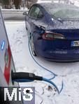 08.01.2026, Bad W�rishofen im Unterallg�u, Lades�ule f�r E-Autos. Ein Tesla Model 3 l�dt im Winter seinen Akku an einer �ffentlichen Lades�ule voll.    