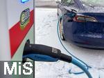 08.01.2026, Bad W�rishofen im Unterallg�u, Lades�ule f�r E-Autos. Ein Tesla Model 3 l�dt im Winter seinen Akku an einer �ffentlichen Lades�ule voll.    