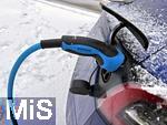 08.01.2026, Bad W�rishofen im Unterallg�u, Lades�ule f�r E-Autos. Ein Tesla Model 3 l�dt im Winter seinen Akku an einer �ffentlichen Lades�ule voll.    