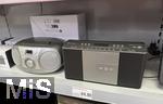 10.01.2026, Moderne DAB-Kofferradios im Verkaufsregal eines Supermarktes in Bayern 