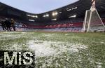 11.01.2026, Fussball Bundesliga 2025/2026, 16.Spieltag, FC Bayern M�nchen - VfL Wolfsburg, in der Allianz-Arena M�nchen,  Minimal Schnee neben dem Rasen,



