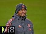 11.01.2026, Fussball Bundesliga 2025/2026, 16.Spieltag, FC Bayern M�nchen - VfL Wolfsburg, in der Allianz-Arena M�nchen,  Trainer Vincent Kompany (FC Bayern M�nchen) nachdenklich


