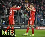 11.01.2026, Fussball Bundesliga 2025/2026, 16.Spieltag, FC Bayern M�nchen - VfL Wolfsburg, in der Allianz-Arena M�nchen,  v.l. Luis Diaz (FC Bayern M�nchen) und Josip Stanisic (Bayern M�nchen) jubeln


