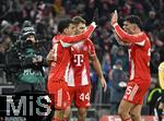 11.01.2026, Fussball Bundesliga 2025/2026, 16.Spieltag, FC Bayern M�nchen - VfL Wolfsburg, in der Allianz-Arena M�nchen,  Torjubel v.l. Luis Diaz (FC Bayern M�nchen), Josip Stanisic (Bayern M�nchen) und Aleksandar Pavlovic (FC Bayern M�nchen) jubeln


