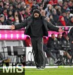 11.01.2026, Fussball Bundesliga 2025/2026, 16.Spieltag, FC Bayern M�nchen - VfL Wolfsburg, in der Allianz-Arena M�nchen,  Trainer Vincent Kompany (FC Bayern M�nchen) breitet die Arme aus.


