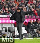 11.01.2026, Fussball Bundesliga 2025/2026, 16.Spieltag, FC Bayern M�nchen - VfL Wolfsburg, in der Allianz-Arena M�nchen,  Trainer Vincent Kompany (FC Bayern M�nchen) breitet die Arme aus.


